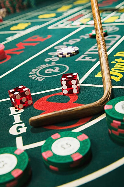 Live Dragon Tiger table on rk77 showing dealer with two cards dealt to Dragon and Tiger positions